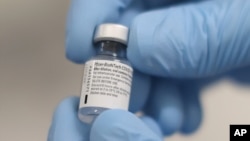 ដបវ៉ាក់សាំងកូវីដ១៩ ដែលផលិត​ដោយ​ក្រុមហ៊ុន​ឱសថ​របស់​សហរដ្ឋ​អាមេរិក​ឈ្មោះ​ Pfizer ​និង​ក្រុមហ៊ុន​ BioNTech​ របស់​អាល្លឺម៉ង់ នៅឯមន្ទីរពេទ្យ Royal Victoria ក្នុងក្រុង Belfast នៅថ្ងៃទី៨ ខែធ្នូ ឆ្នាំ២០២០។ 