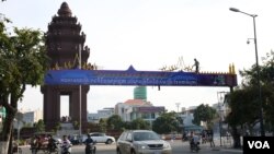 សាលា​រាជធានី​ភ្នំពេញ​ចាប់​ផ្តើម​តំឡើង​ផ្លាក​បាណូ ​អបអរ​ពិធី​បុណ្យ​អុំទូក​ អកអំបុក​ និង​សំពះ​ព្រះខែ​ ដែលនឹង​ប្រព្រឹត្ត​ទៅ​នា​ថ្ងៃ​ទី២៤ ២៥ និង២៦ ខែវិច្ឆិកា ឆ្នាំ២០១៥ នៅតាម​ដងផ្លូវ​នានា ក្នុង​រាជធានី​ភ្នំពេញ​។ រូបថតកាល​ពីថ្ងៃទី​៨ ខែ​វិច្ឆិកា​ ឆ្នាំ​២០១៥​។ (ហ៊ាន សុជាតា​/ VOA)