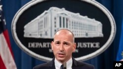 마이클 셔윈 미 워싱턴 D.C. 연방 검사장 직무대행이 지난 12일 법무부 기자회견에서 발언하고 있다. 