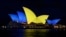 Gedung Opera di kota Sydney, Australia, dihiasi dengan cahaya berwarna bendera Ukraina, menunjukkan dukungan Australia bagi warga Ukraina (foto: ilustrasi). 