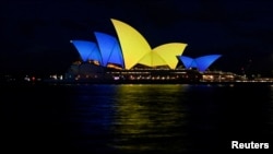უკრაინის დროშის ფერებით განათებული სიდნეის ოპერა, ავსტრალია