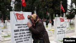 পাকিজে আকবাবা তাঁর ছেলের কবরে দাঁড়িয়ে শোক প্রকাশ করছেন। তার ছেলে আয়হান আকবাবাকে যিনি তুরস্কের সৈন্য ছিলেন, পিকেকে জঙ্গিরা হত্যা করে।