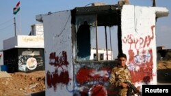 Seorang pejuang Kurdi Peshmerga di pos pemeriksaan yang direbut dari militan Negara Islam (ISIS) di desa Barznki di Zummar, dekat Mosul (15/9). (Reuters/Ahmed Jadallah)