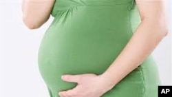 Həbs edilən media işçilərinin ailə üzvləri polis məntəqəsi qarşısında gözləyir<br />
<br />
<br />
&nbsp;