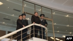 김정은(오른쪽 두번째) 북한 국무위원장이 만리경-1호 군사정찰위성 발사 다음날인 22일 국가항공우주기술총국 평양종합관제소를 방문하고 있다. 