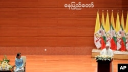 សម្តេច​ប៉ាប Francis ថ្លែង​ព្រះ​បន្ទូល​នៅ​មជ្ឈមណ្ឌល​សន្និសីទ​អន្តរជាតិ​ នៅ​ក្នុង​ក្រុង​ណៃពិដោ ប្រទេស​មីយ៉ាន់ម៉ា កាលពី​ថ្ងៃទី២៨ ខែវិច្ឆិកា​ ឆ្នាំ២០១៧។