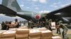 Personel militer Indonesia dan Jepang membongkar bantuan untuk korban bencana gempa bumi dan tsunami dari pesawat kargo Angkatan Udara Jepang di bandara Mutiara Sis Al-Jufri di Palu, Sulawesi Tengah, Indonesia, 6 Oktober 2018.