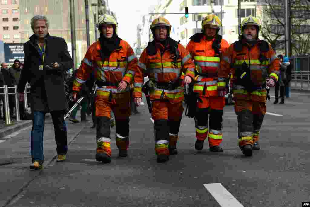 Petugas pemadam kebakaran tiba di lokasi ledakan dekat stasiun metro Maalbeek di Brussels (22/3). (AFP/Emmanuel Dunand)