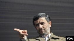 Presiden Mahmoud Ahmadinejad sesaat sebelum memberikan pidato dalam rapat umum di Qazvin, sebelah barat Teheran, Rabu 10 November 2010.