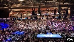 Democrats packed the Southern New Hampshire University arena on Saturday to hear from all the candidates. Seven thousand voters attended, most still indecisive on their vote. (VOA/Carolyn Presutti)