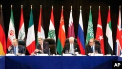 11일 독일 뮌헨에서 열린 국제시리아지원그룹 회담에 존 케리 미 국무장관(왼쪽 두번째)과 세르게이 라브로프 러시아 외무장관(맨 왼쪽)이 참석했다.