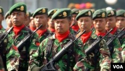 Anggota TNI berpawai dalam upacara pelantikan Panglima TNI tahun 2006 silam. Menkopolhukam Djoko Suyanto mengatakan Indonesia memerlukan UU Keamanan Nasional yang juga mencakup aspek-aspek diluar keamanan seperti penanggulangan bencana. (Foto:dok)