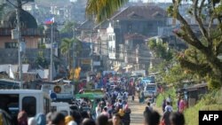 Ribuan warga antri untuk melewati pos pemeriksaan militer, setelah pihak berwenang mengizinkan mereka kembali ke rumah mereka yang hancur di Marawi City, pulau Mindanao di selatan, 1 April 2018. (Foto: dok).