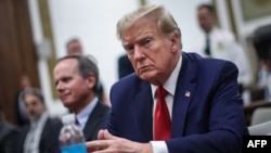 រូបឯកសារ៖ អតីតប្រធានាធិបតី​សហរដ្ឋ​អាមេរិក​លោក Donald Trump មាន​វត្តមាន​នៅ​ក្នុង​សវនាការ​នៃ​សំណុំរឿង​ក្លែងបន្លំ​ឯកសារ​លើ​អង្គការ Trump (Trump Organization) នៅតុលាការ​កំពូល​រដ្ឋ​ញូវយ៉ក ក្នុងទីក្រុងញូវយ៉ក កាលពីថ្ងៃទី៧ ខែធ្នូ ឆ្នាំ២០២៣។ 