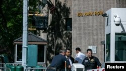 Polisi berjaga di luar penjara Metropolitan Correctional Center di mana pengusaha Jeffrey Epstein ditemukan tewas di Manhattan, New York, 10 Agustus 2019. 