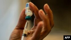 Medicinska sestra priprema vakcinu protiv morbila (Foto: Johannes EISELE/AFP)