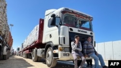 Kamionët që transportonin ndihma humanitare qëndrojnë në radhë në anën egjiptiane të pikës kufitare Rafah me Rripin e Gazës, më 2 mars 2025, pasi Izraeli pezulloi hyrjen e furnizimeve në rajon.