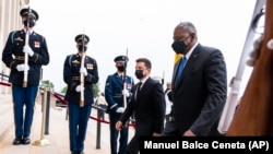 Menteri Pertahanan Lloyd Austin berjalan dengan Presiden Ukraina Volodymyr Zelenskyy setibanya di Pentagon, Selasa, 31 Agustus 2021, di Washington. (Foto: AP/Manuel Balce Ceneta)