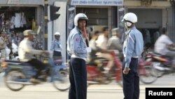 ក្រុម​ប៉ូលិស​បញ្ជា​ចរាចរណ៍​នៅ​ខាង​ក្រៅ​ទី​កន្លែង​នៃ​​កិច្ច​ប្រជុំ​កំពូល​អាស៊ាន​​លើក​ទី​៨​នៅ​ទី​ក្រុង​ភ្នំពេញ​កាល​ពី​ថ្ងៃ​ទី​២ ខែ​វិច្ឆិកា ឆ្នាំ​២០០២។