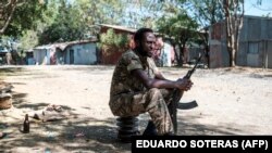 Un soldat éthiopien est assis au 5e bataillon du Commandement Nord de l'armée éthiopienne à Dansha, en Éthiopie, le 25 novembre 2020. 