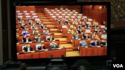 ក្រុម​តំណាង​រាស្រ្ត​គណបក្ស​កាន់អំណាច​​លើកដៃ​អនុម័ត​​សេចក្តី​ស្នើ​ធ្វើ​វិសោធនកម្ម​ច្បាប់​ពាក់ព័ន្ធ នឹង​ការ​បោះ​ឆ្នោត ក្នុង​សំឡេង​៦៧ លើ​៦៧ នៅ​ថ្ងៃទី​១៦ ខែ​តុលា ឆ្នាំ២០១៧។ (កាន់​ ​វិច្ឆិកា/VOA)