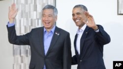 លោក​ប្រធានាធិបតី​ បារ៉ាក់ អូបាម៉ា ជាមួយ​នឹង​នាយករដ្ឋមន្រ្តី​ Lee Hsien Loong ខណ ដែល​លោក​រៀប​ចំ​កិច្ច​ប្រជុំ​អាស៊ាន​ នៅ​ Annenberg តំបន់​កំសាន្ត​ Sunnylands កាល​ពី​ថ្ងៃ​ច័ន្ទ​ ទី​១៥ កុម្ភៈ ២០១៦។