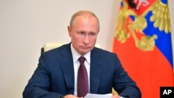 블라디미르 푸틴 러시아 대통령이 3일 모스크바에서 개헌 관련 화상회의를 주재하고 있다.