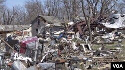 Tornado memporak-porandakan sebuah kota kecil di negara bagian Oklahoma.
