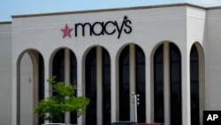 ຮ້ານ​ເມ​ຊີ ຢູ່​ຫ້າງ​ຊັບ​ພະ​ສິນ​ຄ້າ ຮໍ​ຕອນ, ເມືອງ ເວີ​ນັອນ ຮິ​ລ​ສ໌, ລັດ ອີ​ລີ​ນອຍ, 3 ມິ​ຖຸ​ນາ 2024.(AP Photo/Nam Y. Huh, File)