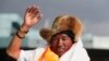 Kami Rita, 48 tahun, pemandu pendakian atau Sherpa Nepal, melambaikan tangan saat tiba di Kathmandu, Nepal, dalam arsip foto 20 Mei 2019. Rita kembali mencetak rekor dengan mencapai puncak Everest untuk ke-23 kalinya, sekaligus menumbangkan rekornya sendiri.
