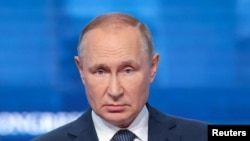 블라디미르 푸틴 러시아 대통령이 7일 블라디보스토크에서 열린 동방경제포럼에 참석하고 있다. 