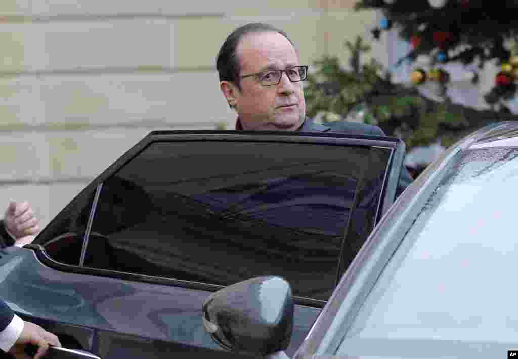Presiden Perancis, Francois Hollande meninggalkan Istana Elysee menyusul insiden penembakan di kantor tabloid satiris​&nbsp;Charlie Hebdo,&nbsp;Paris (7/1).