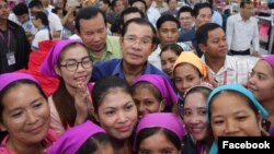 លោក​នាយករដ្ឋមន្រ្តី​ហ៊ុន សែន ចុះ​ជួប​កម្មកររោងចក្រ កាល​ពី​ថ្ងៃ​ពុធ ទី៣០ ខែ​កក្កដា ឆ្នាំ​២០១៧។ (រូបថត​ពី​ហ្វេសប៊ុក Samdech Hun Sen, Cambodian Prime Minister)