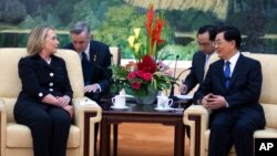 U.S. Secretary of State Clinton speaks with Chinese President Hu Jintao during their meeting at the Great Hall of the People in Beijing, Sept. 5, 2012. 