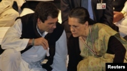 Rahul Gandhi, seorang pengacara, tengah berbincang dengan ibunya, Sonia Gandhi (kanan) yang menjabat sebagai ketua kongres partai yang berkuasa di India, dalam kongres partai tersebut di Rajasthan (20/1). Rahul Gandhi akhir pekan ini diangkat sebagai wakil ketua partai.