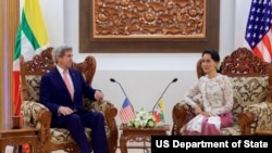 Menlu John Kerry bersama Menlu Myanmar Aung San Suu Kyi sebelum pertemuan bilateral di Kemenlu Myanmar. Naypyitaw, Myanmar.