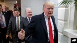 Presiden AS Donald Trump dan Menteri Kesehatan Tom Price tiba di Gedung Kongres AS hari Selasa (21/3).