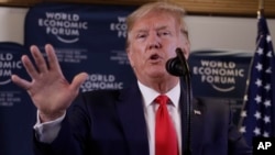 Presiden AS Donald Trump berbicara kepada media di Davos, Swiss, hari Rabu (22/1). 