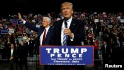 Capres Donald Trump (kanan) dan Cawapres Mike Pence pada acara kampanye di Cleveland, Ohio, Sabtu (22/3).
