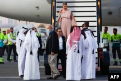 تصویری دیگر از شهروندان آمریکایی زندانی در ایران که بعد از آزادی وارد قطر شدند. در تصویر، سیامک نمازی، مراد طاهباز و عماد شرقی دیده می‌شوند.