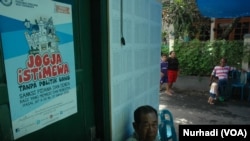 Sebuah poster imbauan menghindari politik uang di rumah warga di Yogyakarta. (Foto: VOA/Nurhadi)