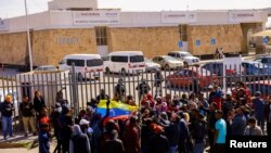 Watu waandamana nje ya kituo cha wahamiaji cha Mexico baada ya moto kuzuka katika kituo hicho, Machi 28, 2023