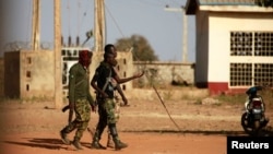 Des militaires marchent à l'intérieur de l'école scientifique du gouvernement à Kankara, dans le nord-ouest de l'État de Katsina, au Nigeria, le 13 décembre 2020.