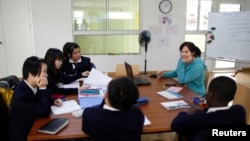 资料照：中国江苏省常州市牛津国际公学常州学校的教师在给学生们上课。（2013年1月10日）