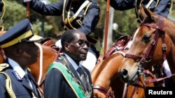 Le président du Zimbabwe Robert Mugabe arrive pour l'ouverture du Parlement à Harare, Zimbabwe, le 6 octobre 2016. 