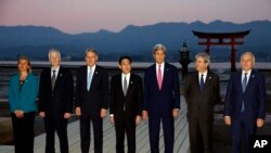 រដ្ឋ​មន្ត្រី​ការបរទេស​ជប៉ុន Fumio Kishida ឈរ​ថត​រូប​ជាមួយ​រដ្ឋ​មន្រ្តី​ការបរទេស​របស់​ប្រទេស​ G7 នៅ​ក្រុង​ហ៊ីរ៉ូស៊ីម៉ា ប្រទេស​ជប៉ុន កាលពី​ថ្ងៃទី១០ ខែមេសា ឆ្នាំ២០១៦។