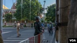 កងកម្លាំងមាន​សមត្ថកិច្ច​ បានបិទ​កំណាត់​ផ្លូវ​មួយចំនួន​ជុំ​វិញ​​សាលាឧទ្ធរ​ណ៍​ ស្រប​ពេល​​ដែល​​សវនាការលើ​បណ្តឹង​ប្រឆាំង​នឹង​ការឃុំ​ខ្លួន​ លោក​ កឹម​ សុខា​ ប្រធាន​គណបក្ស​សង្គ្រោះជាតិ​ កំពុង​ដំណើរការ, នៅរាជធានី​ភ្នំពេញ, ​នៅថ្ងៃ​ទី ២៦​ ខែ​កញ្ញា​ ឆ្នាំ ២០១៧។ (David Boyle/VOA)