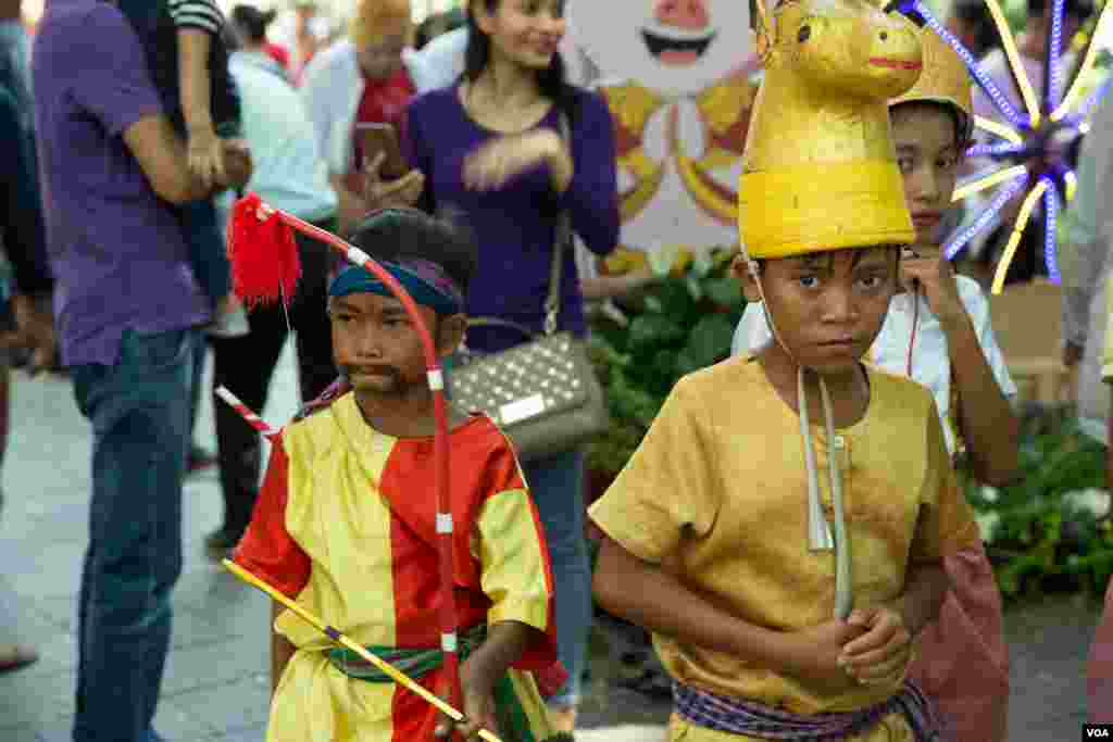 ក្មេង​ប្រុស​ពីរ​នាក់​ដែល​ជា​សមាជិក​ក្រុម​របាំត្រុដ​បាន​គូរ​មុខ​និង​ស្លៀក​ឈុត​សម្រាប់រាំ​​នៅ​​រមណីយដ្ឋាន​វត្តភ្នំ អំឡុង​កម្មវិធីសង្រ្កាន្ត​វត្ត​ភ្នំដើម្បី​​អបអរ​ពិធី​បុណ្យ​ចូល​ឆ្នាំ​ប្រពៃណី​ខ្មែរ​នៅ​ក្នុង​ថ្ងៃទីពីរ កាលពី​ថ្ងៃទី​១៥ ខែមេសា ឆ្នាំ២០១៩ ក្នុង​រាជធានី​ភ្នំពេញ ប្រទេស​កម្ពុជា។(ទុំ ម្លិះ/VOA)