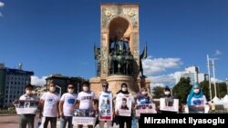 ពលរដ្ឋ​ដែល​ជា​ជាតិ​សាសន៍​ភាគតិច Uighur មួយ​ក្រុម​តូច បាន​ធ្វើ​បាតុកម្ម​នៅ​ទីក្រុង​អ៊ីស្តង់ប៊ុល​ដោយ​មាន​កាន់​បង្ហាញ​រូបថត​សាច់ញាតិ​របស់​ពួកគេ ដែល​ត្រូវបាន​ចាប់ខ្លួន​ដោយ​អាជ្ញាធរ​ចិន តែ​ប៉ូលិស​បាន​បញ្ចប់​បាតុកម្ម​នោះ​ភ្លាមៗ។ (រូបថត៖ Mirzehmet Ilyasoglu)