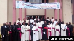 Photo de famille des évêques de l'église catholique romaine à l'ouverture des assises de la conférence épiscopale nationale du Cameroun, à Yaoundé, Cameroun, 23 avril 2017. (VOA/ Jules Ntap)